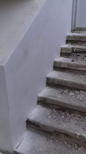 ריצוף מדרגות ושיקום קירות שבצדדים לפני